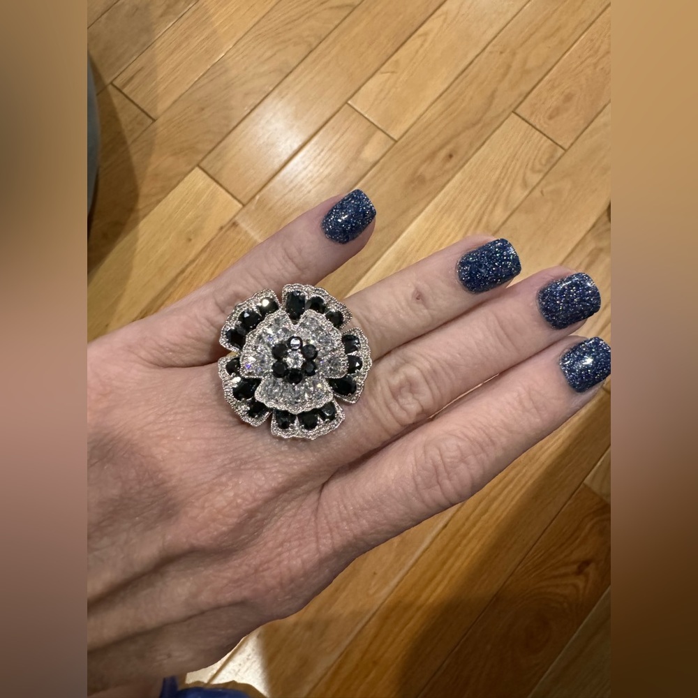Beautiful 💍💍18 KG E Black and Silver Cocktail Ring CZ size 7
